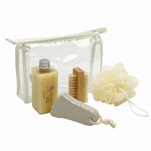 5-delig wellness set met schuursteen, nagelborstel, peelingspons en flesje badzout in afsluitbaar PVC toilettasje, beige